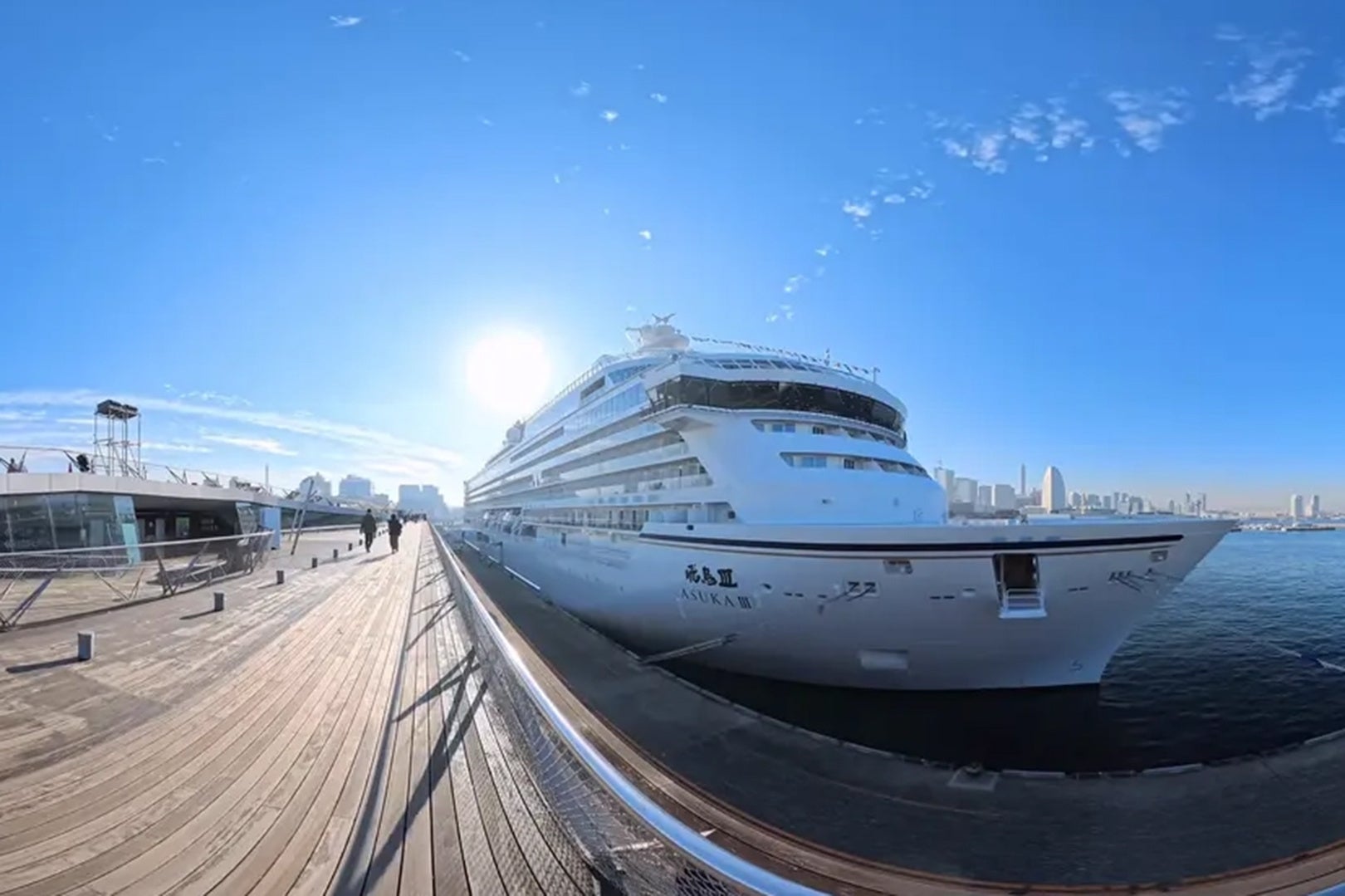 晴れた港に停泊するクルーズ船