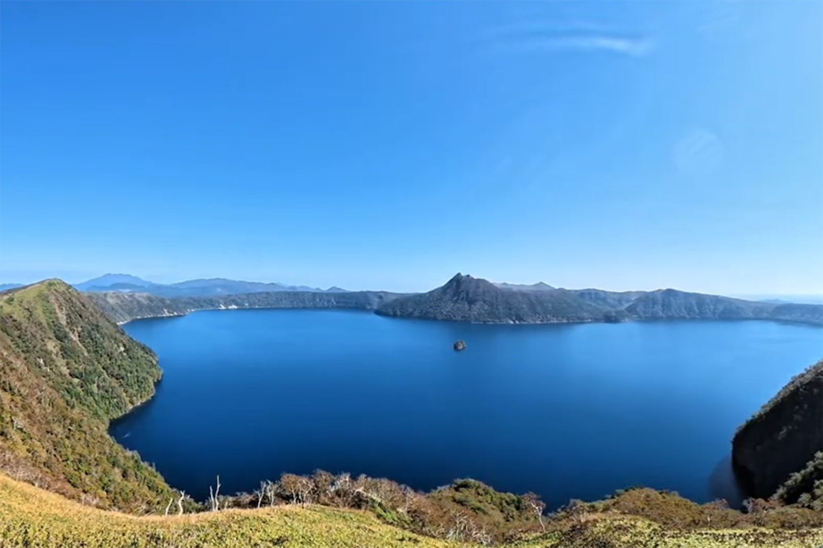 山に囲まれた湖のパノラマビュー
