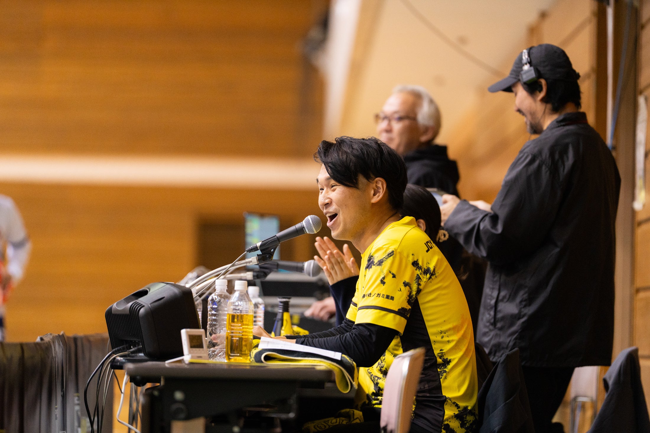 試合中に応援を指揮する男性司会者