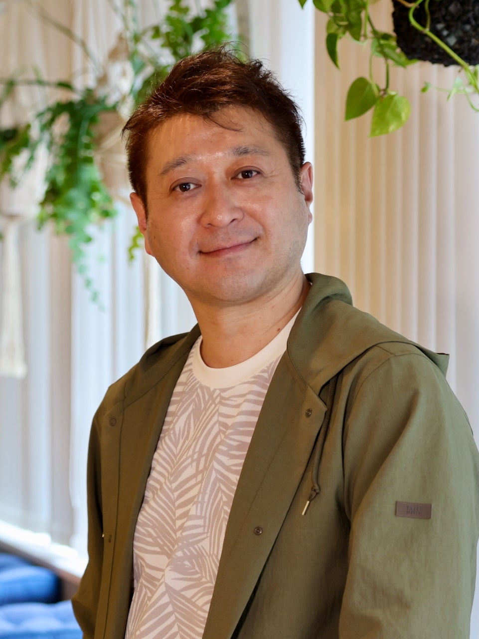 緑のジャケットを着た人物