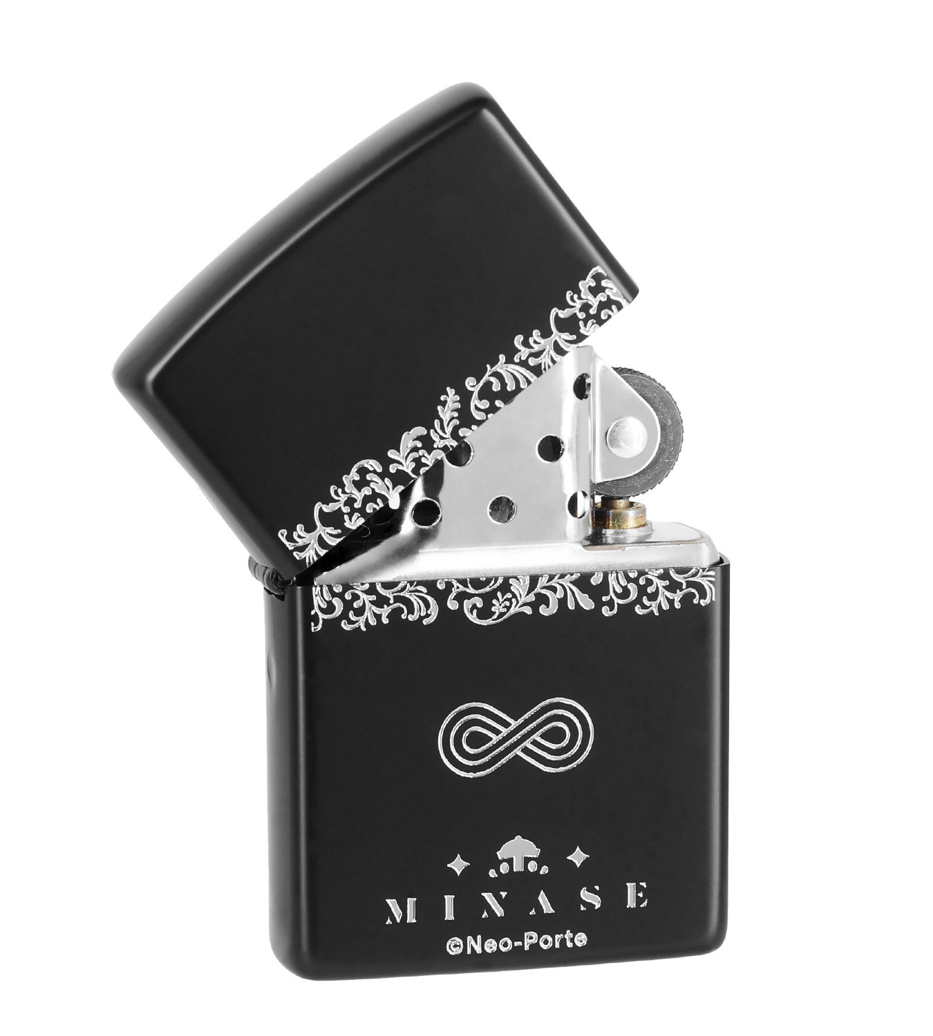 開いた状態の彫刻入りZIPPOライター