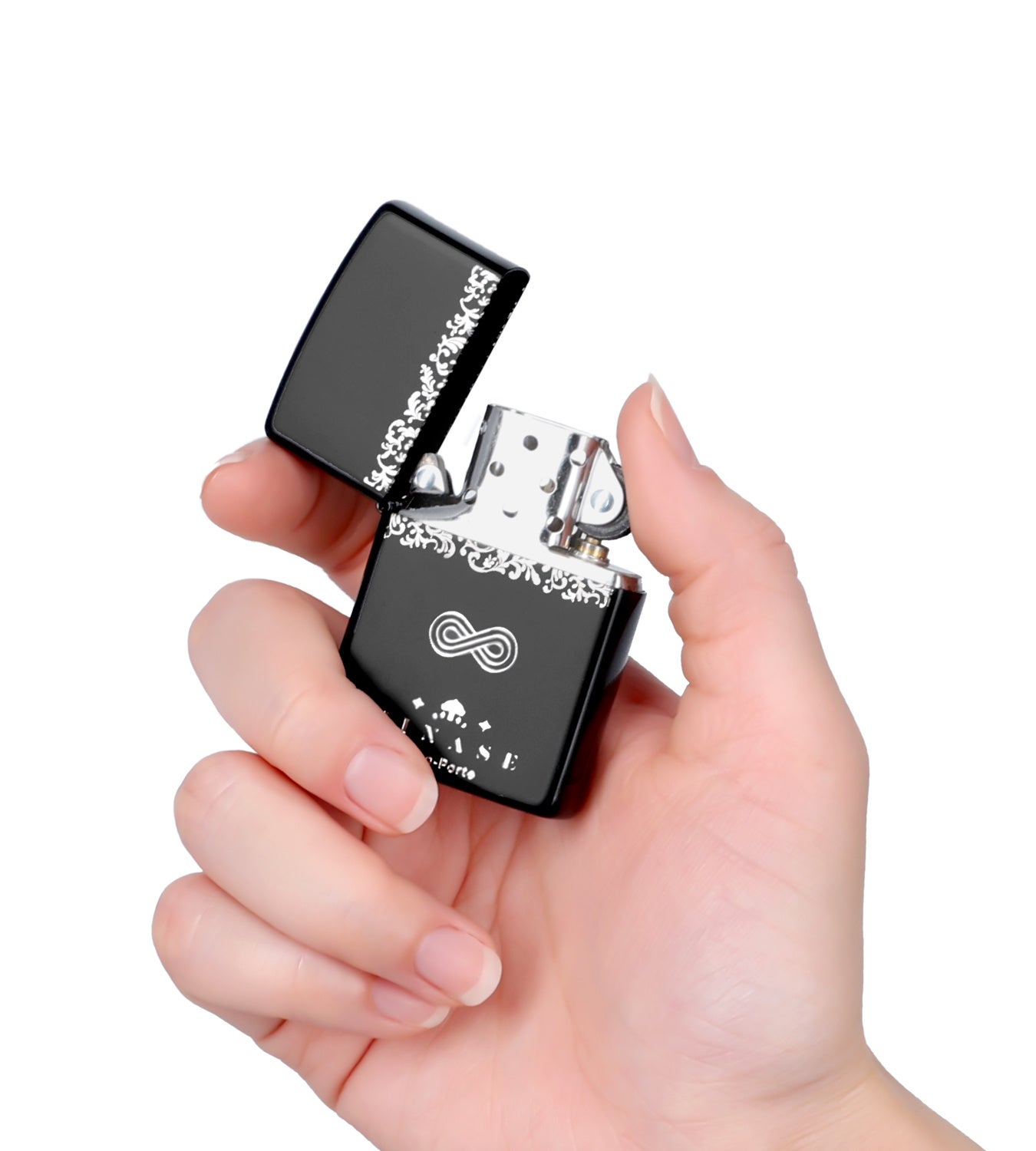 手に持たれたデザインZIPPOライター