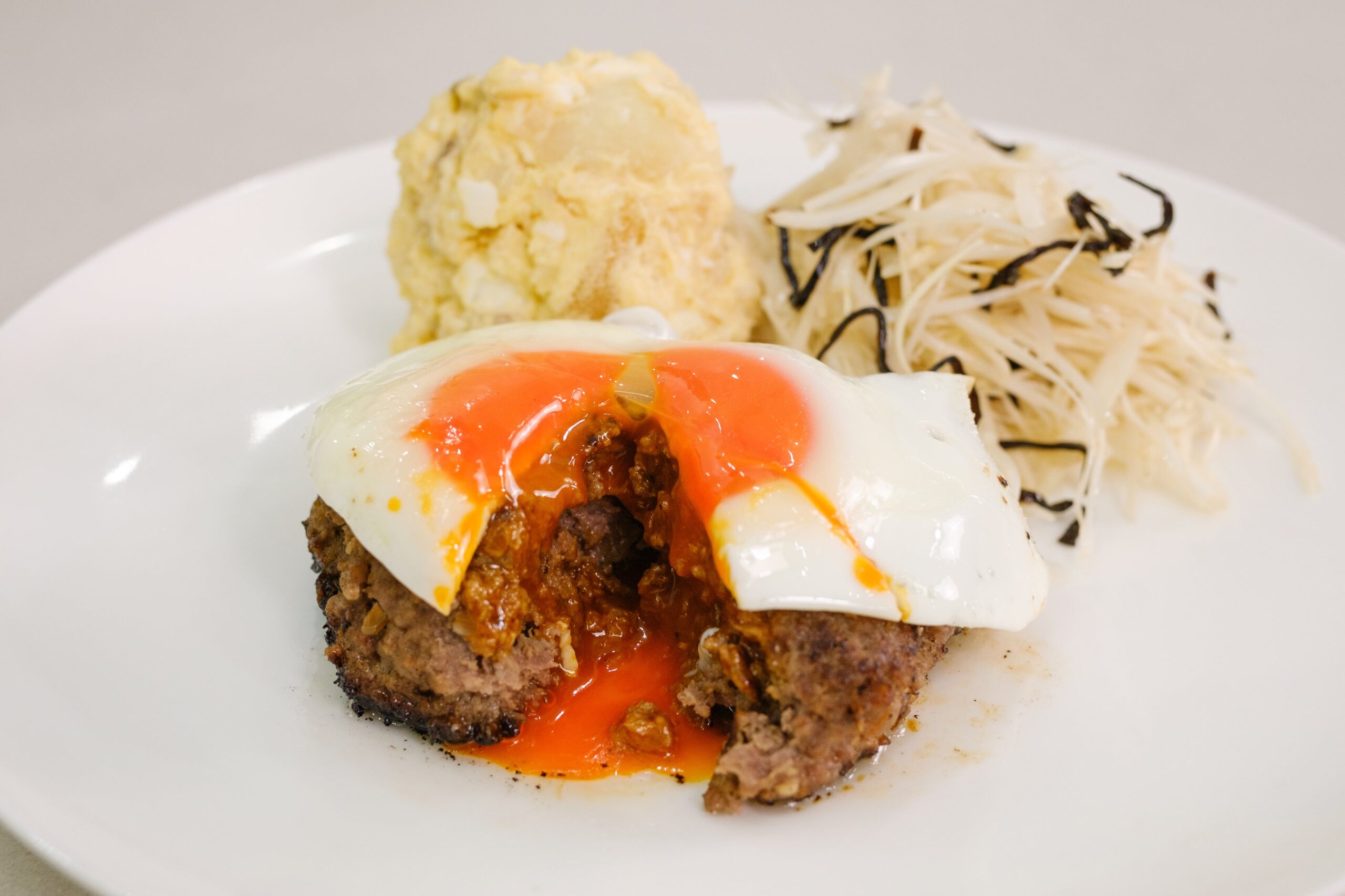 目玉焼き乗せハンバーグと付け合わせ