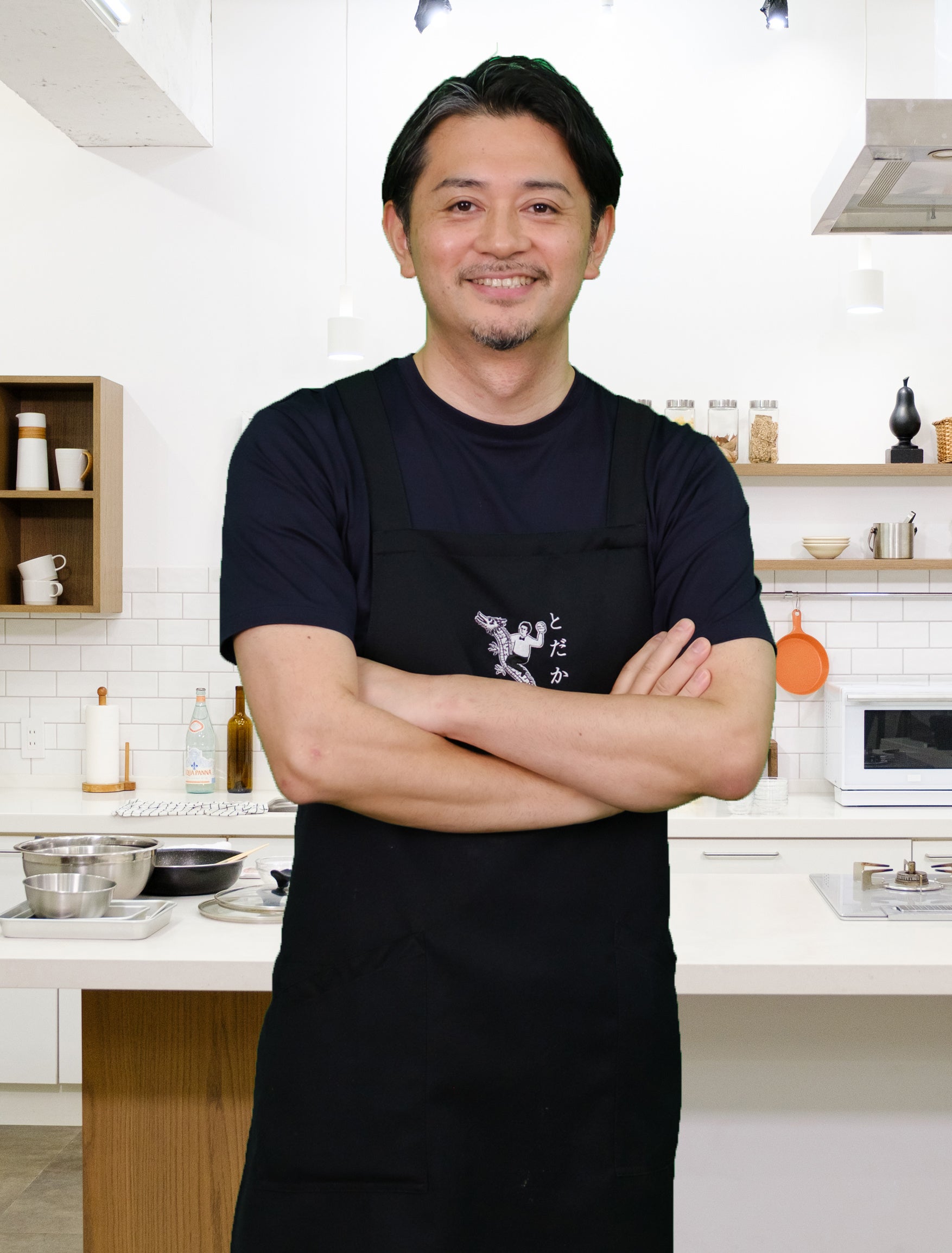 キッチン背景の笑顔のシェフ