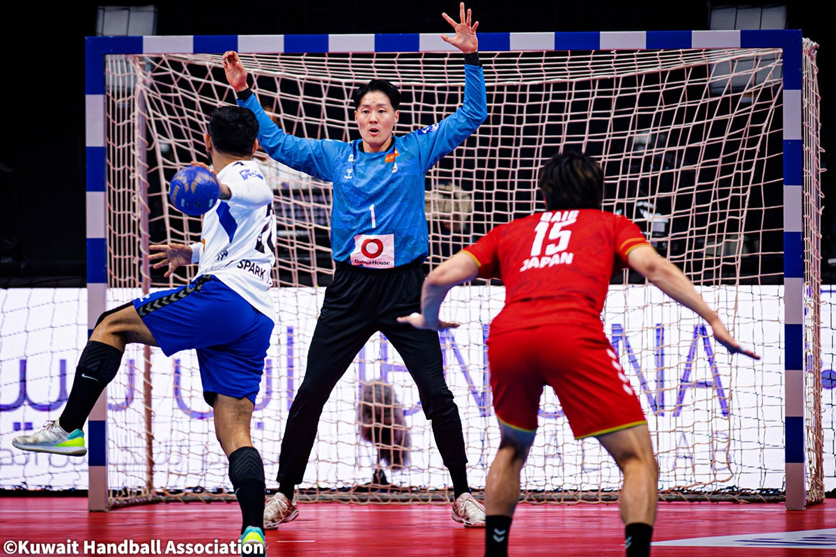 ゴール前で守備に臨む日本代表選手