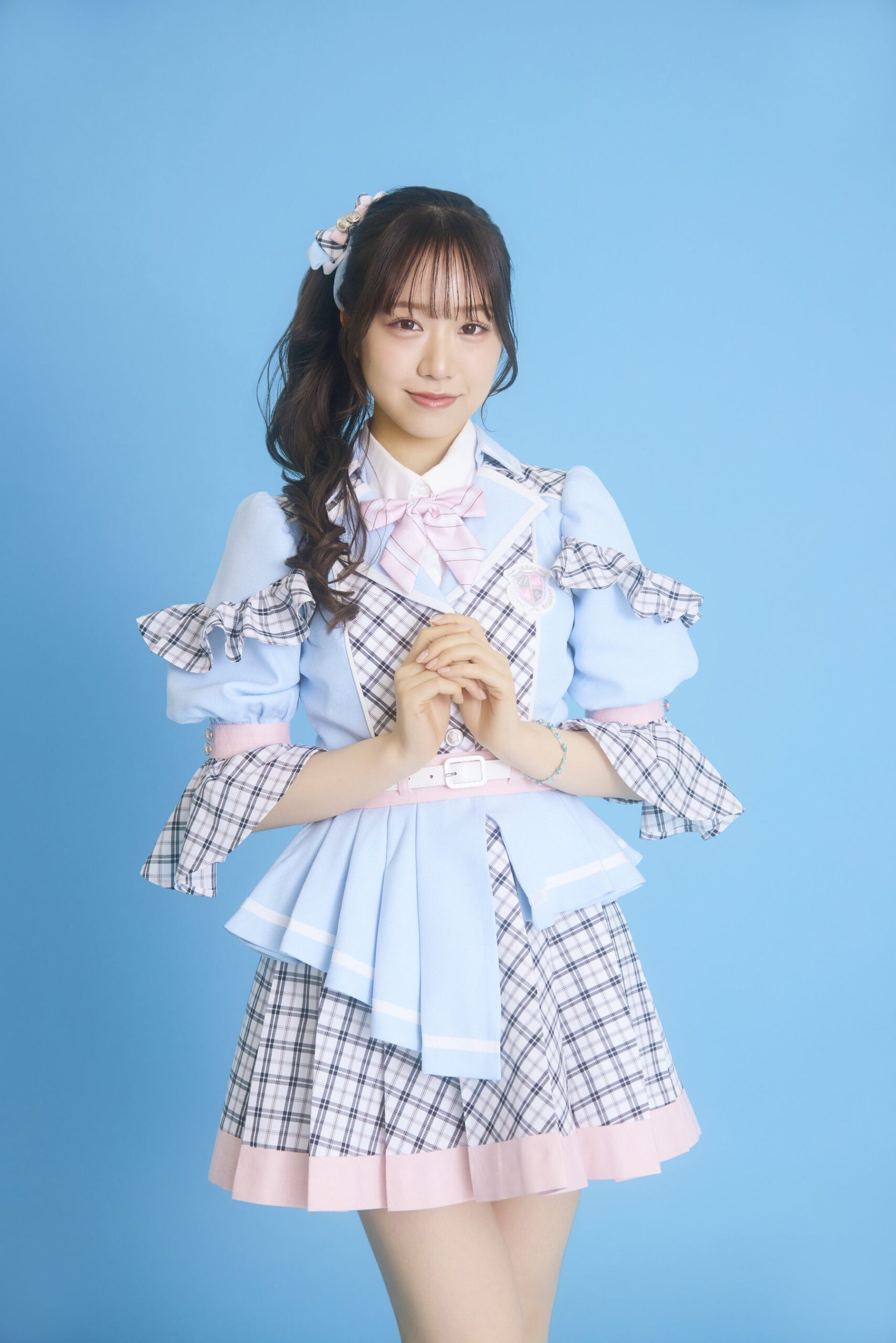 青い背景のα＋メンバーソロ