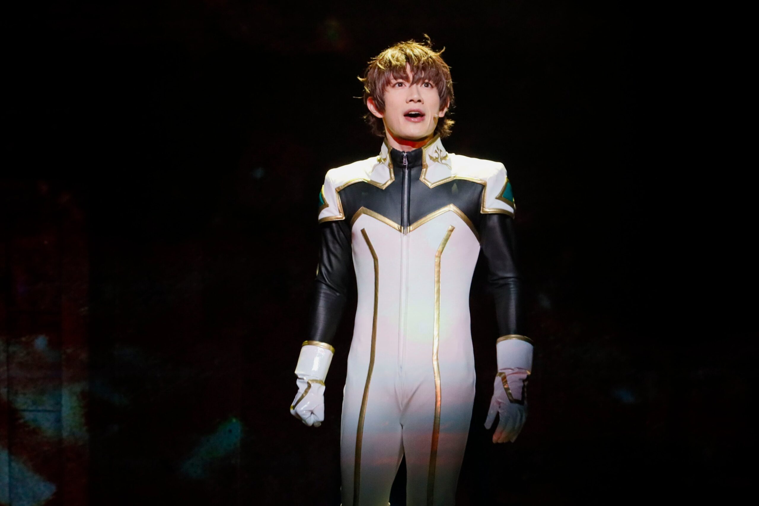 白いスーツキャストのソロシーン