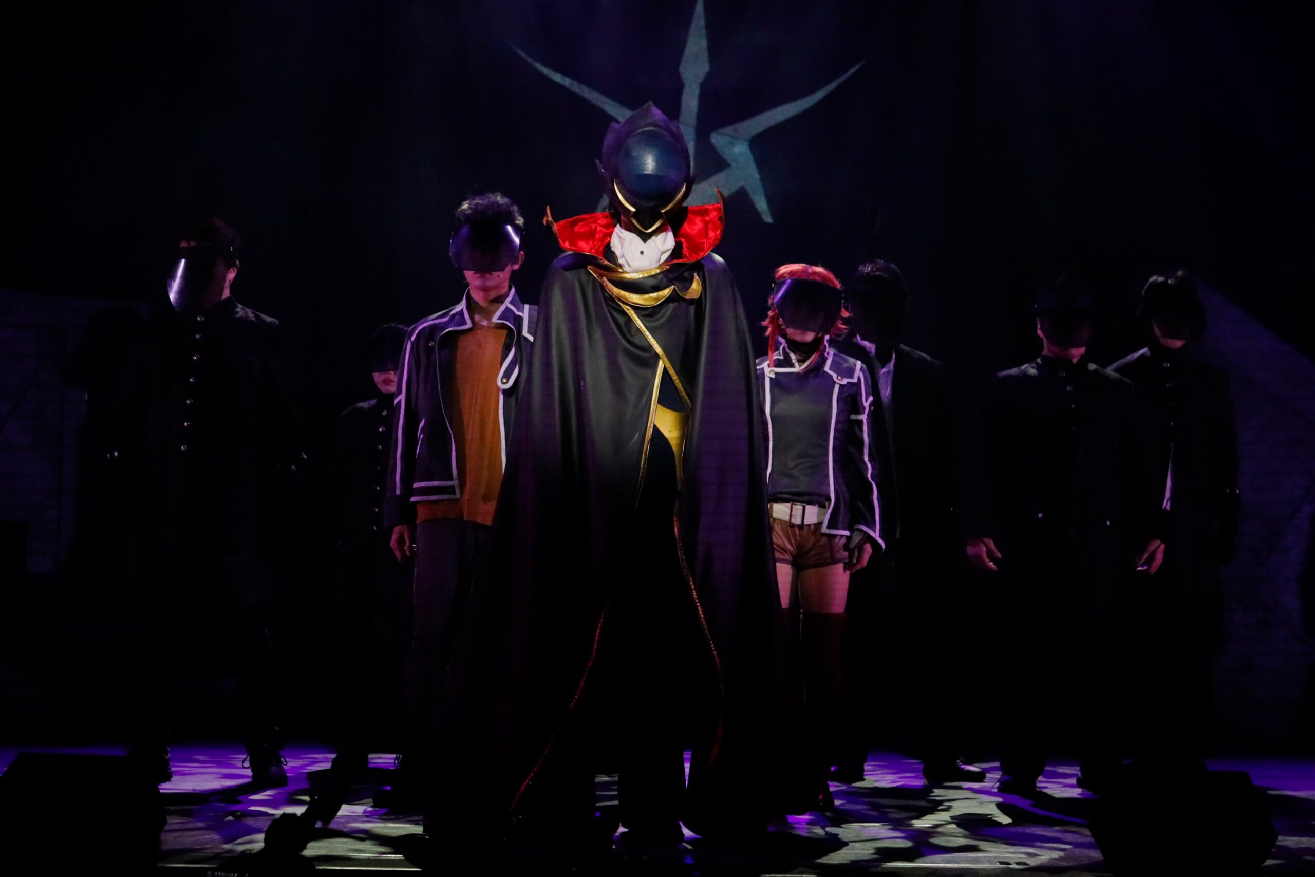 マスクを着けたキャストの集合