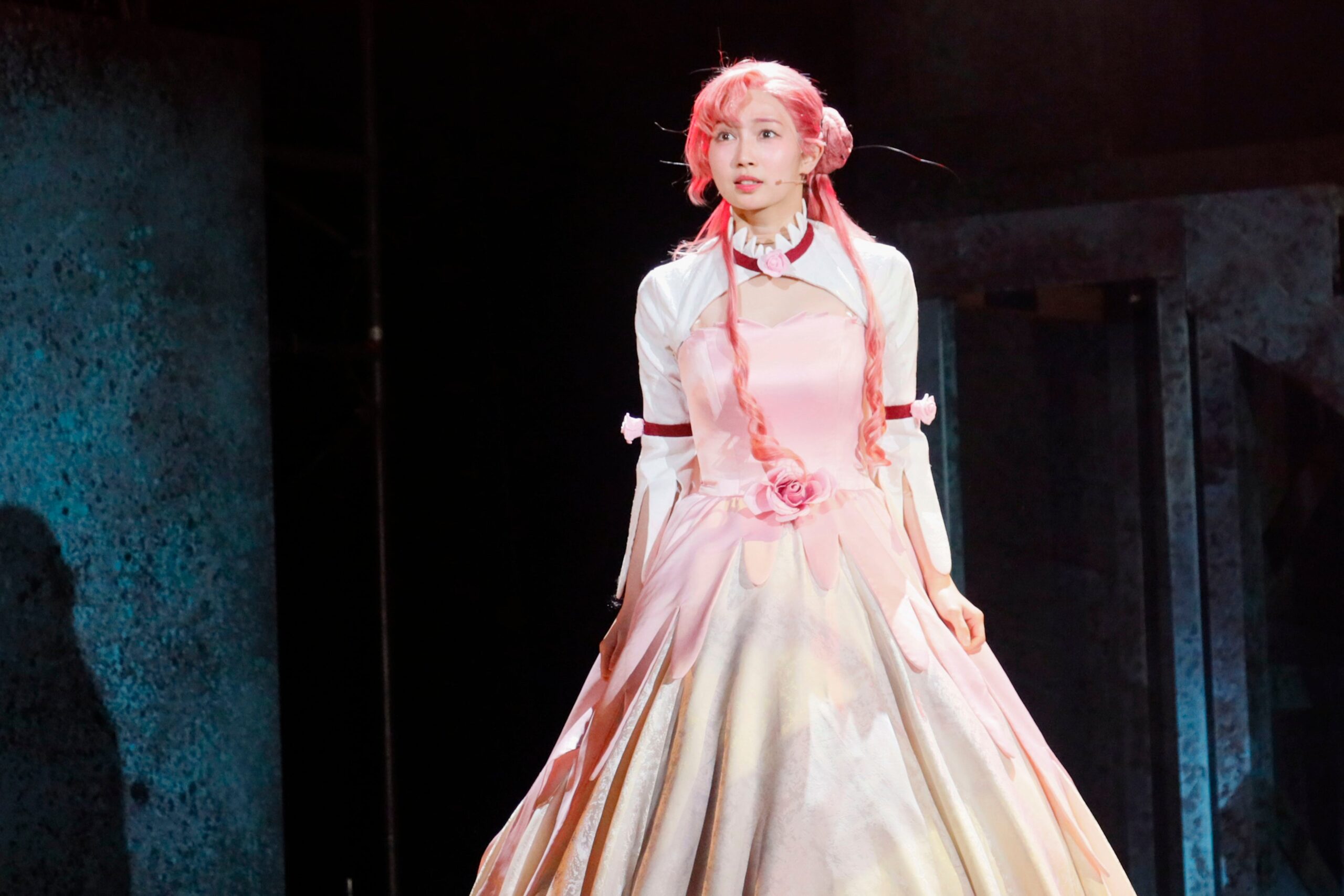 ピンクドレスのキャスト登場