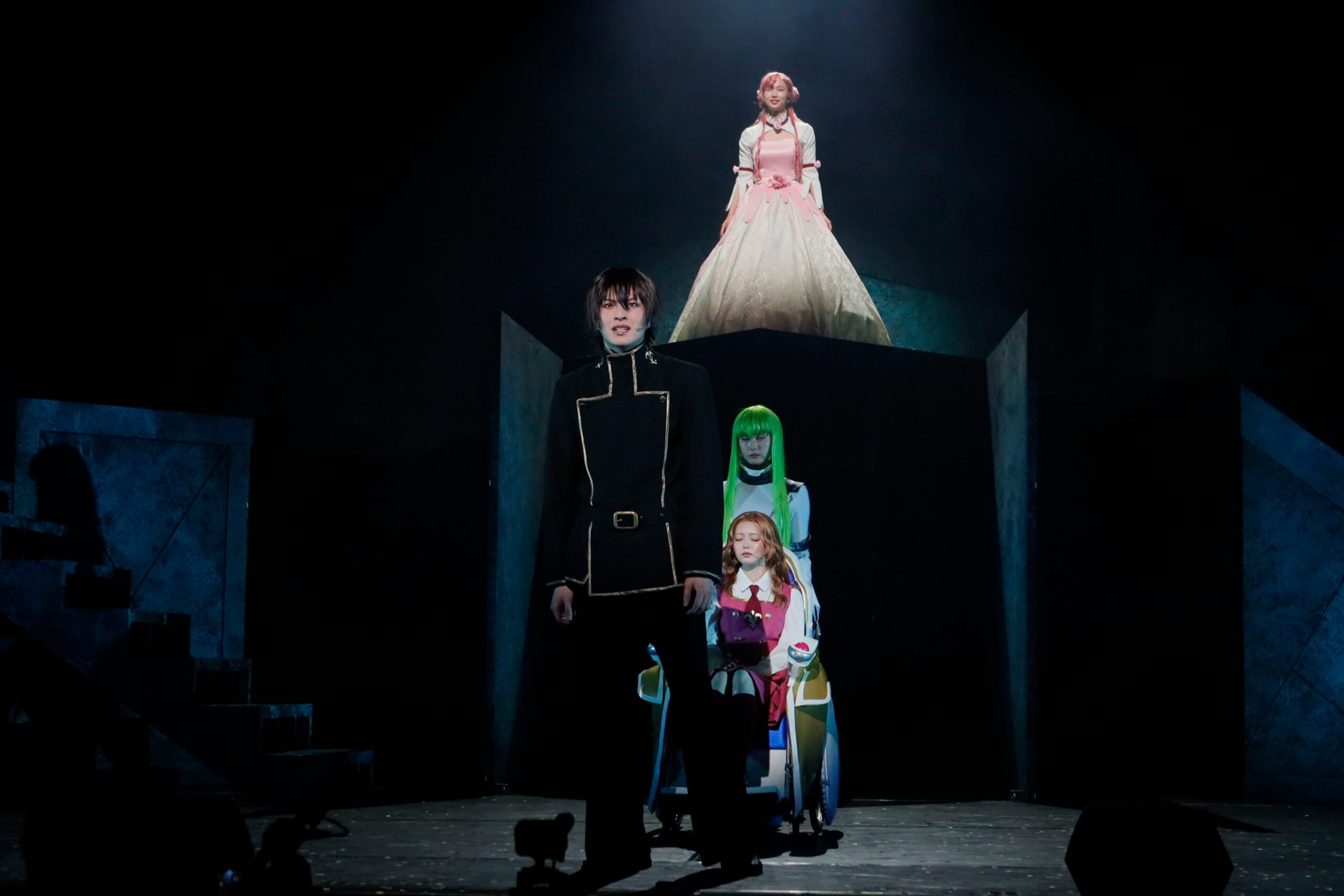 中央にキャスト達が集結