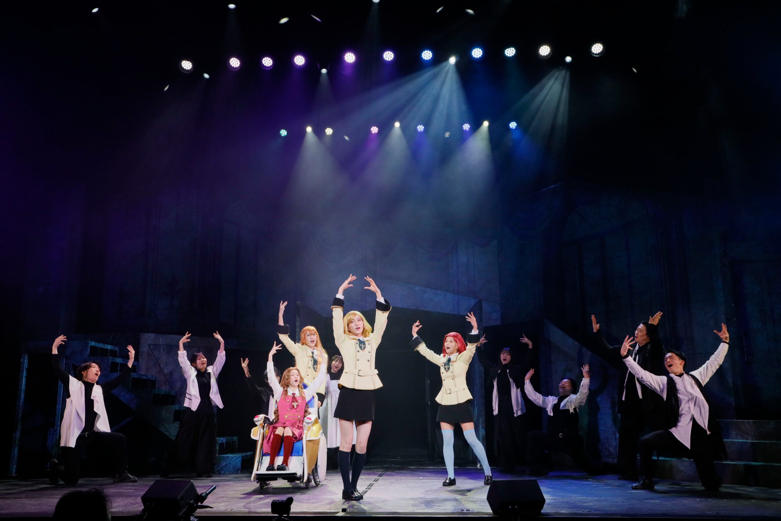 舞台上でキャスト達のダンス