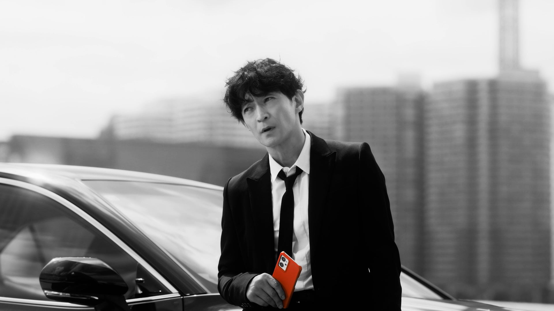 電話を持つスーツ姿の男性