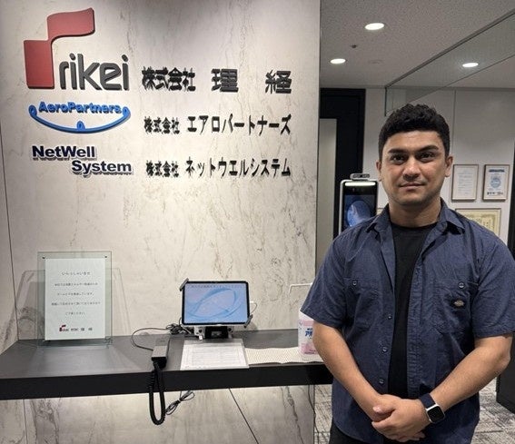 理経のロビーで立つ男性とVR機器