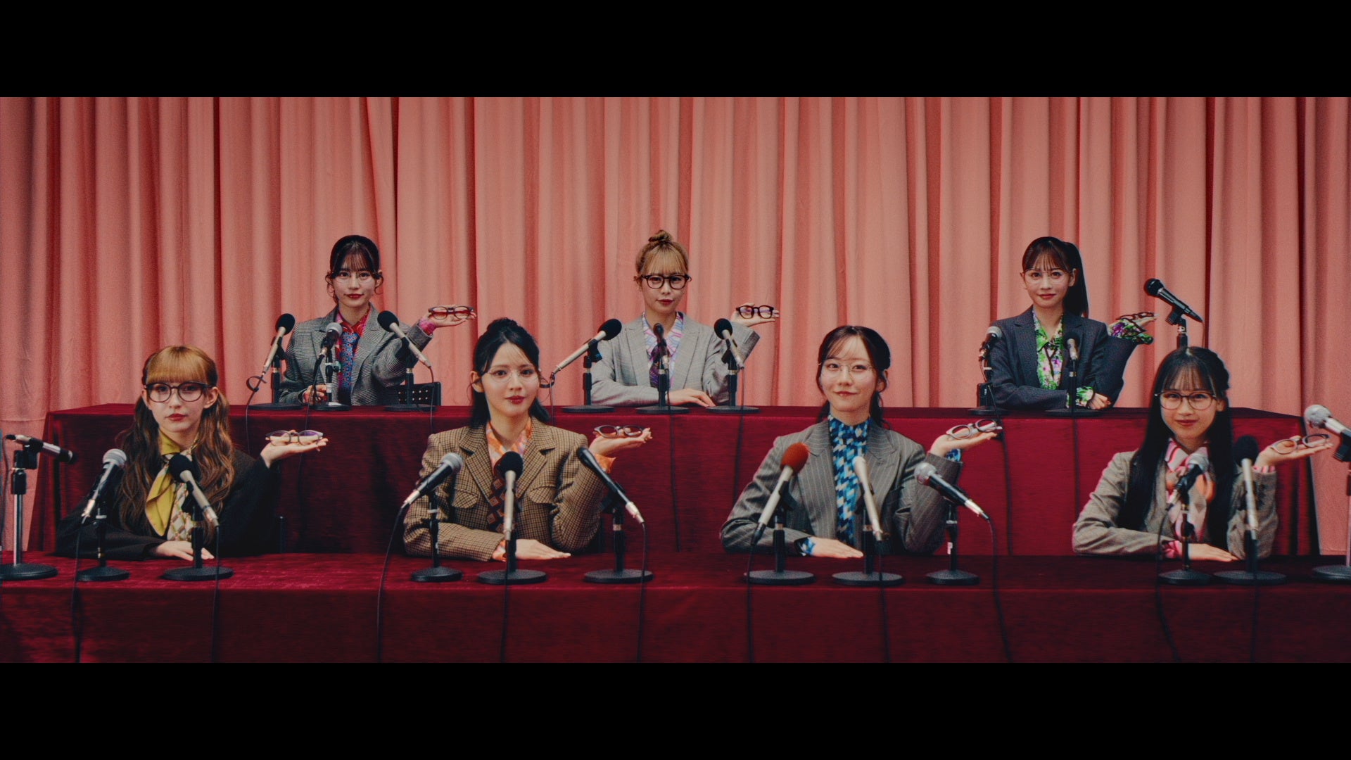 会見風に並ぶFRUITS ZIPPER