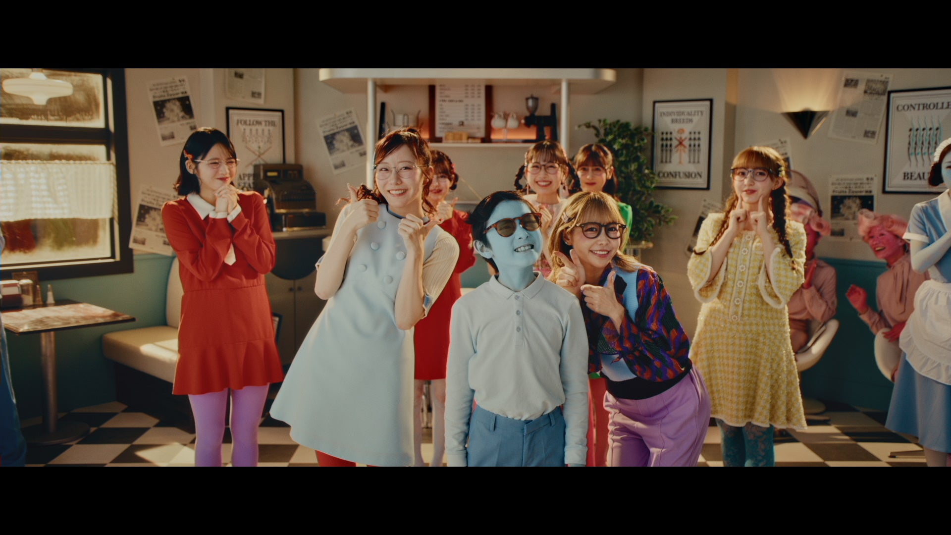 カフェで微笑むメンバーと少年