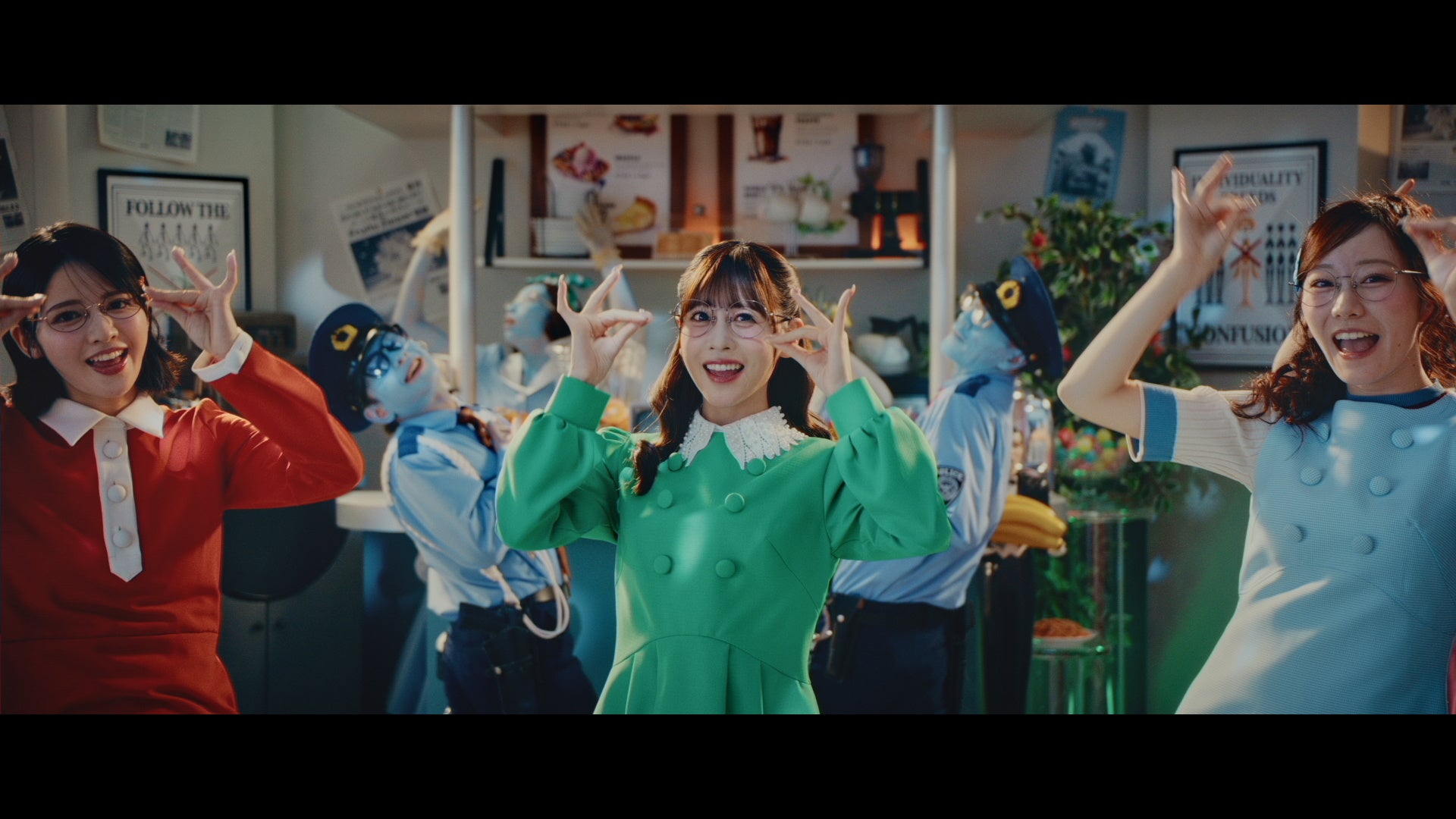 ダンスするFRUITS ZIPPERメンバー