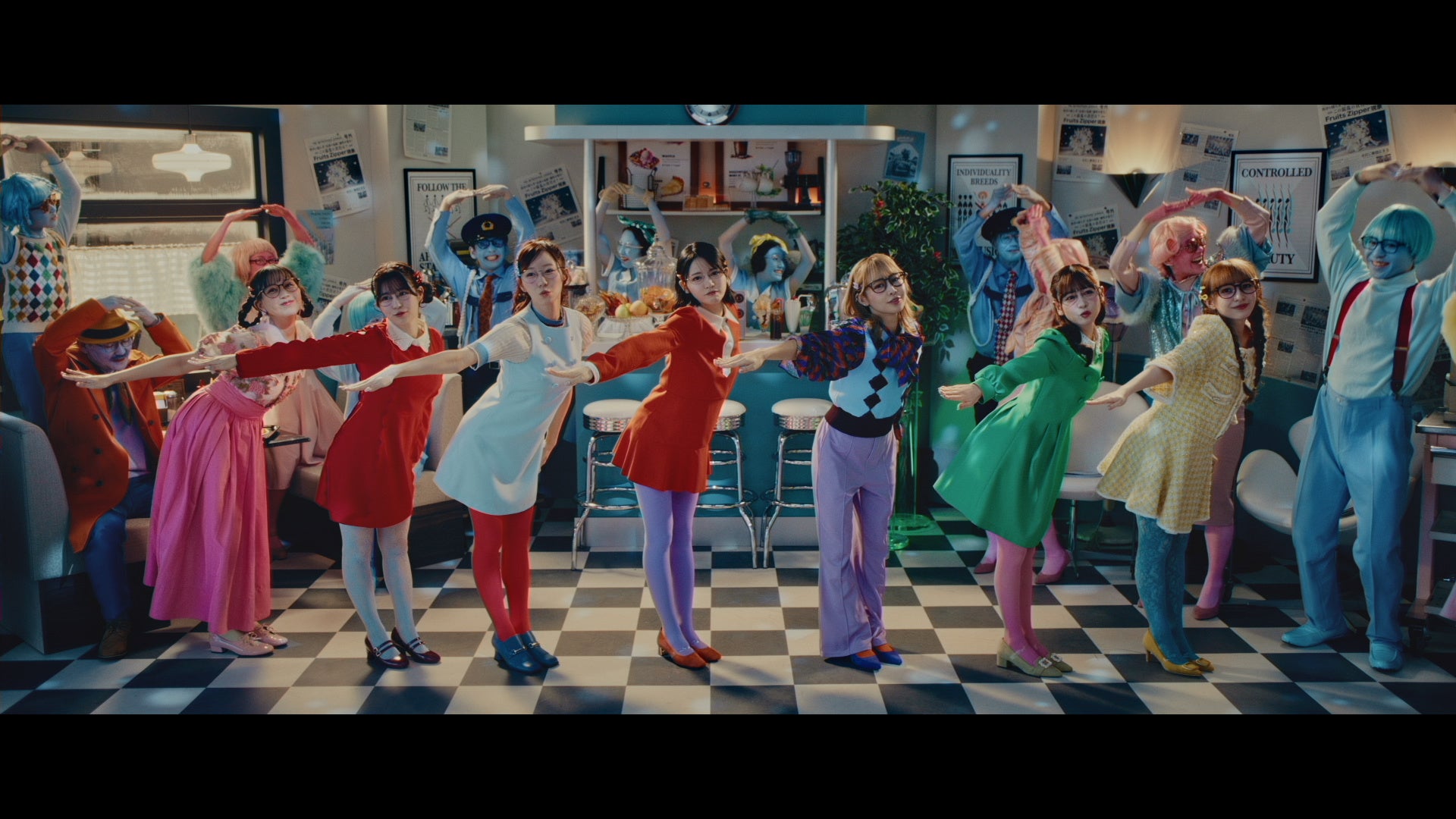 レトロなカフェで仲良くダンス