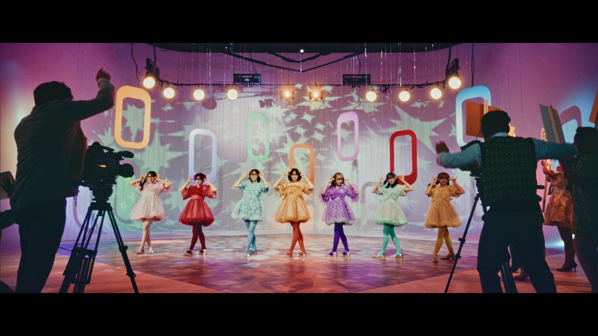 ステージでパフォーマンスする様子