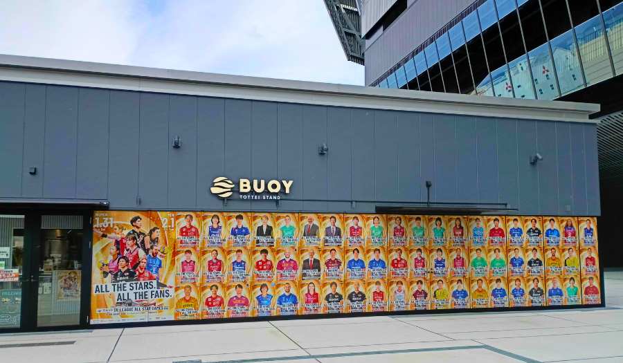 BUOYショップ外装とバレーボールポスター