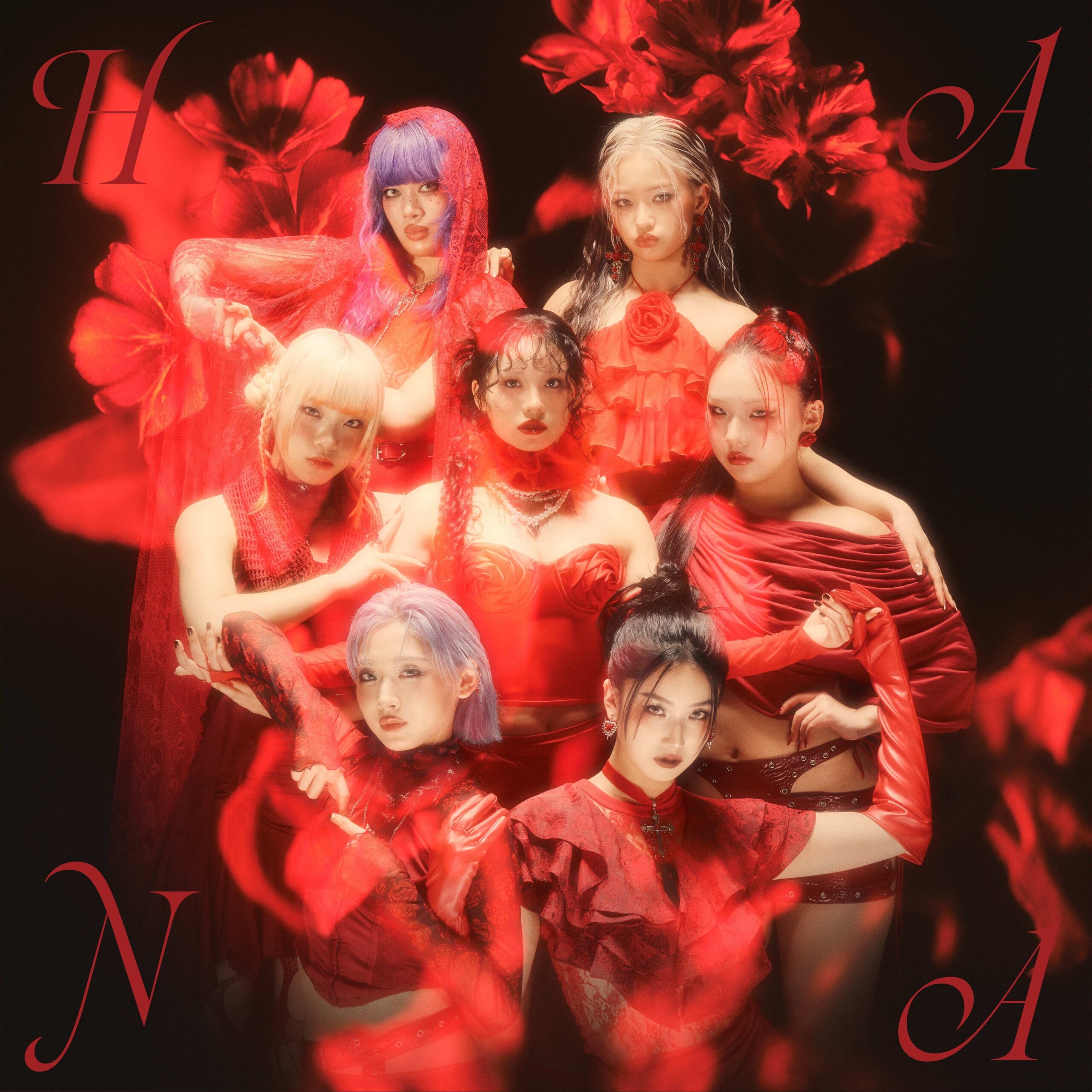 赤い衣装の女性グループが集合