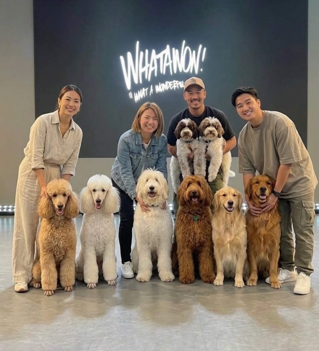 犬たちと記念撮影するオフ会参加者たち