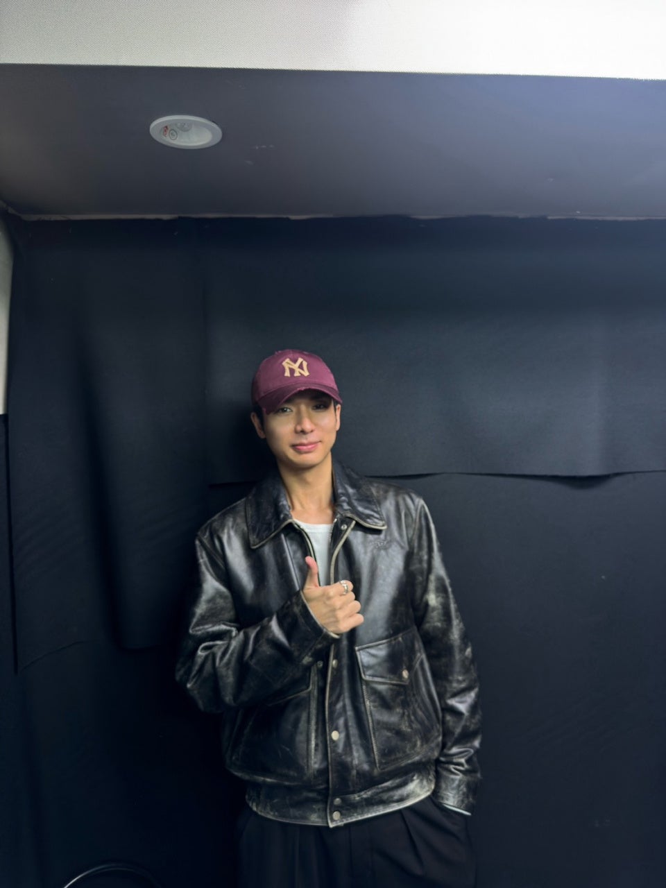 サムズアップするカジュアルな男性