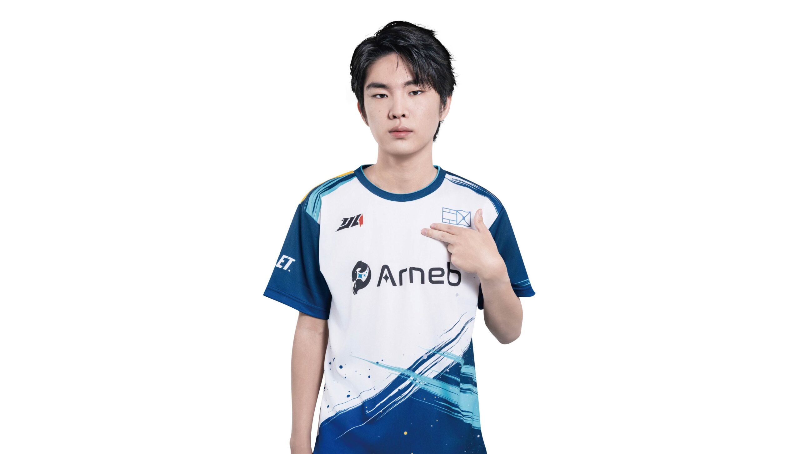 AWGのきなちゃんがユニフォームを指差す