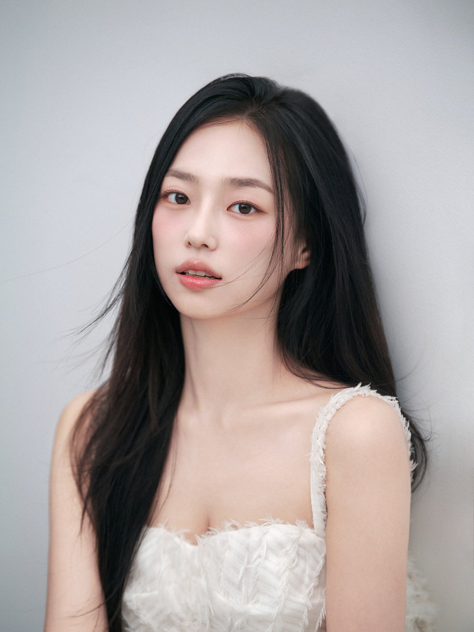 白いドレスの女性のプロフィール写真