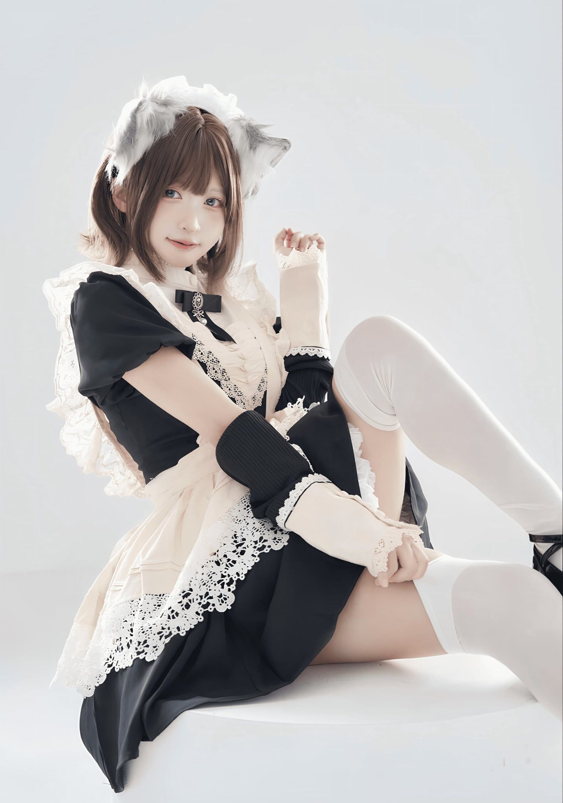 猫耳メイド姿の女性が明るく微笑む