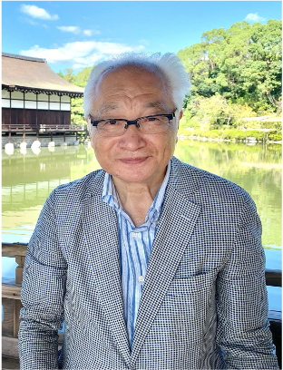 不明な人物が庭園背景で微笑む