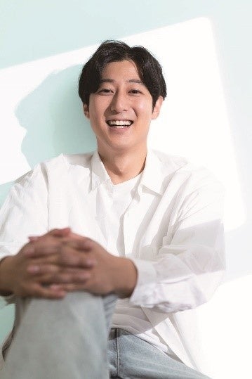 笑顔の白シャツを着た男性