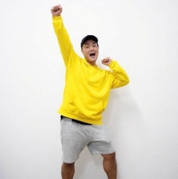 黄色い服を着る元気な男性