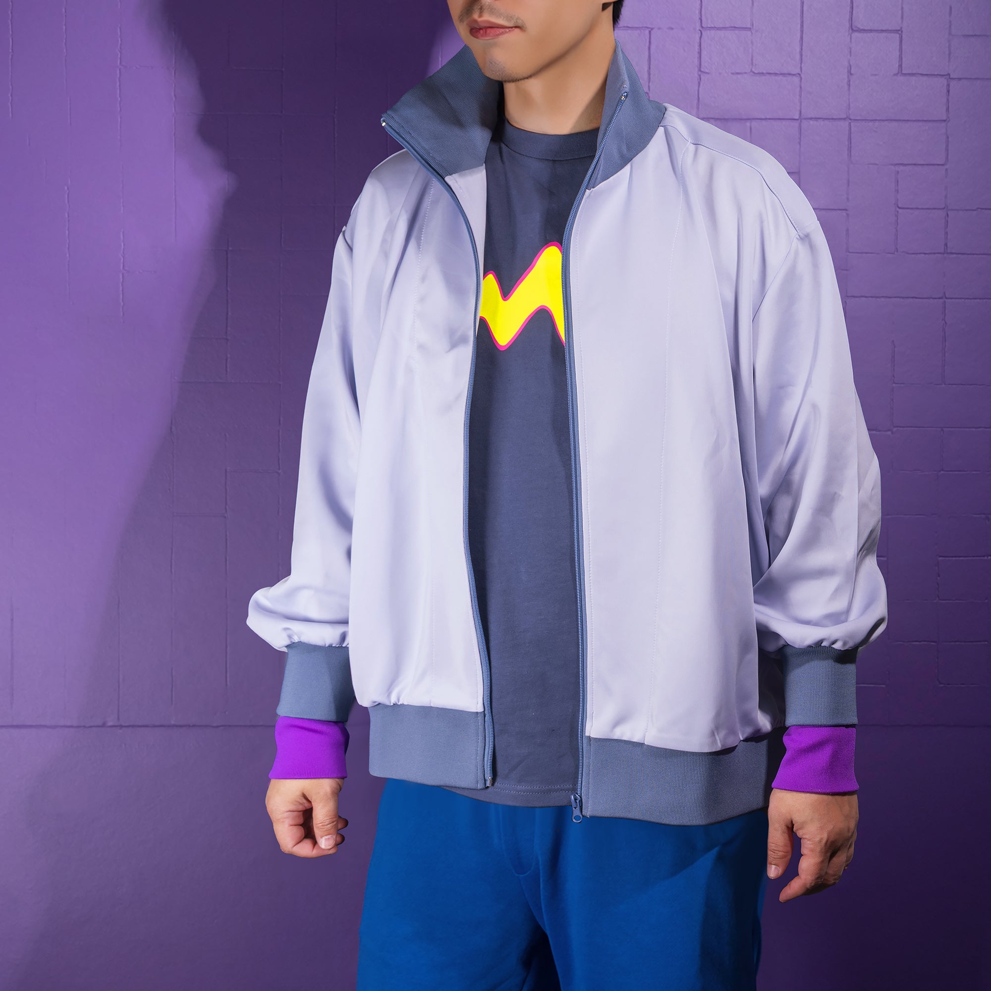 トモロウの鮮やかなジャケット姿