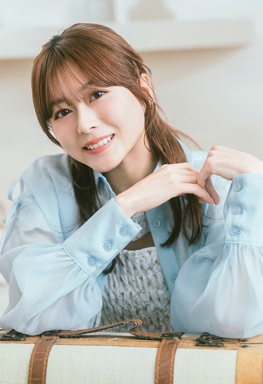 青いシャツの女性の微笑み