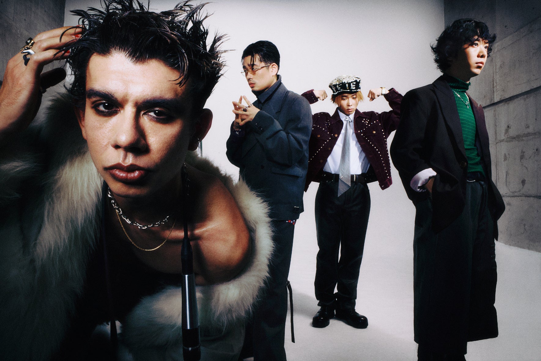 ポーズを決めるクリエイティブな4人