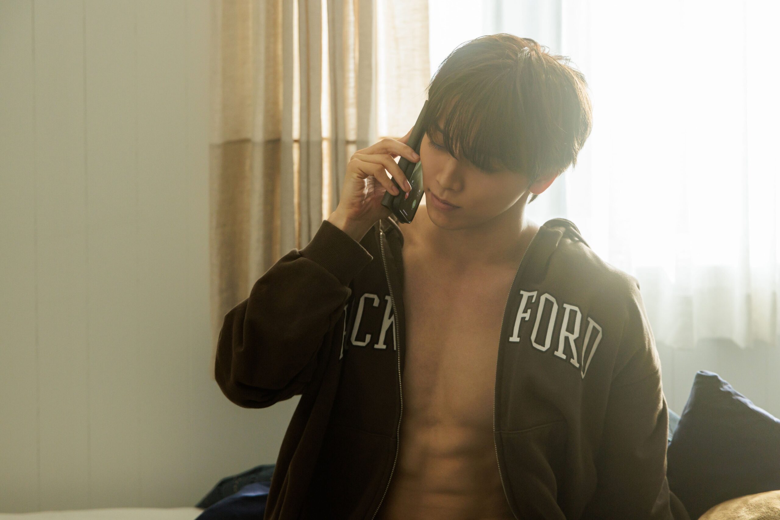 上半身裸の男性が電話で会話