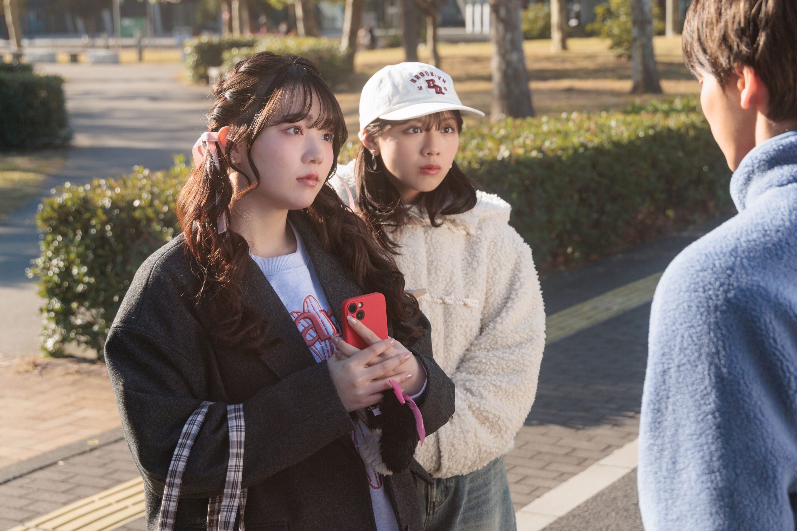 公園で立ち話をする女性二人