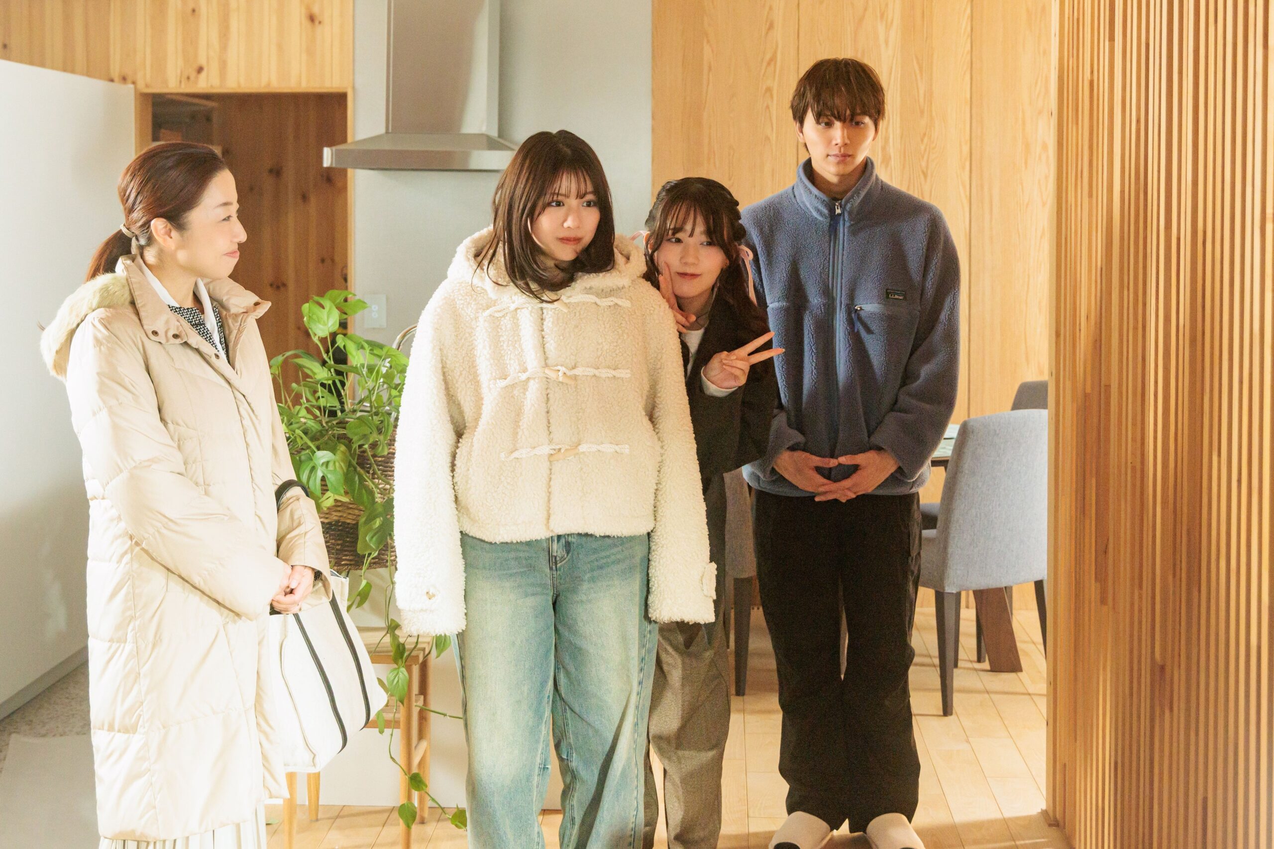 玄関で並ぶ家族の姿