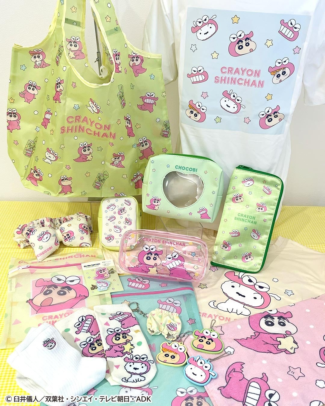 クレヨンしんちゃんコラボグッズが豊富に並んだシーン