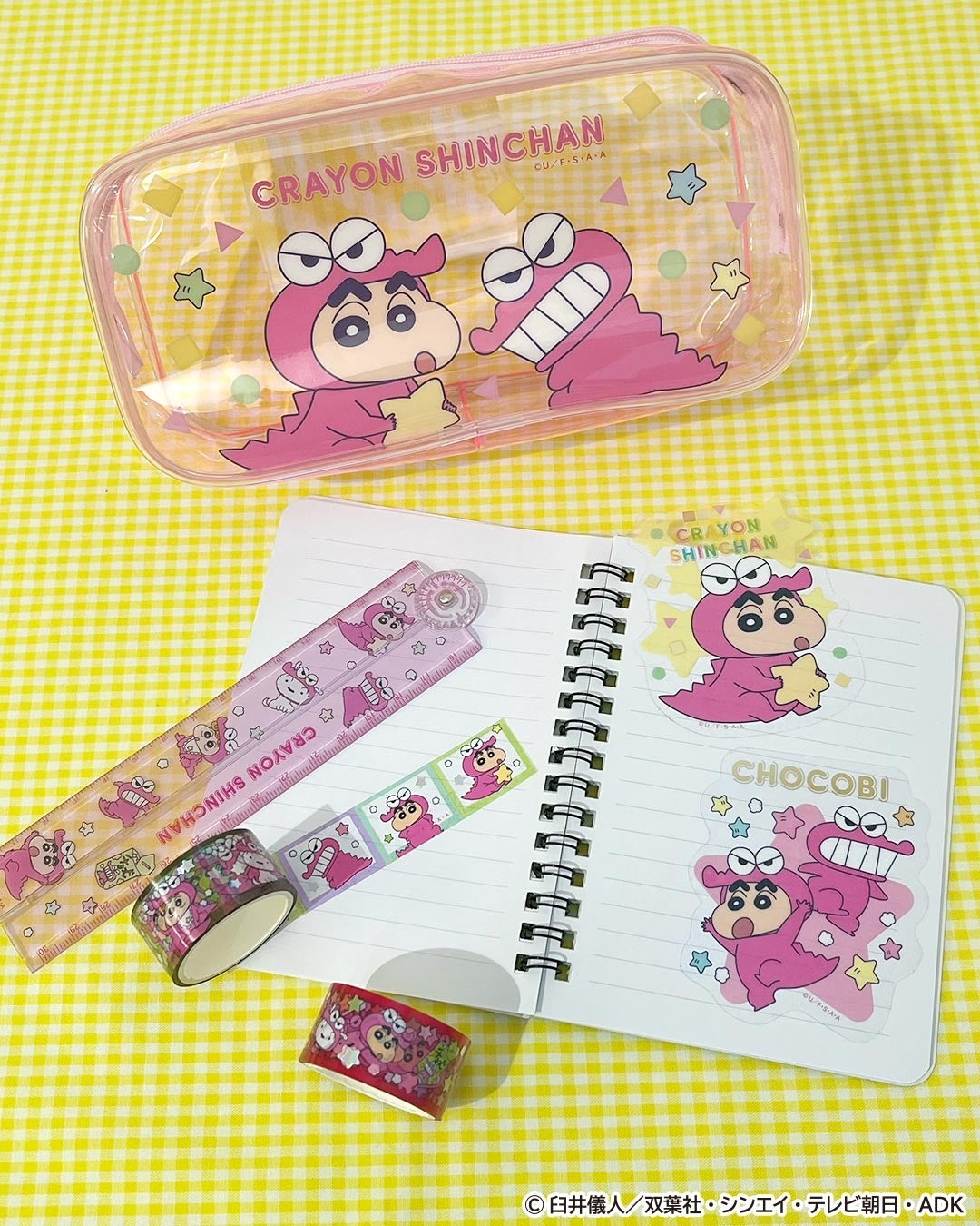 しんちゃんが描かれた文具とノートのセット