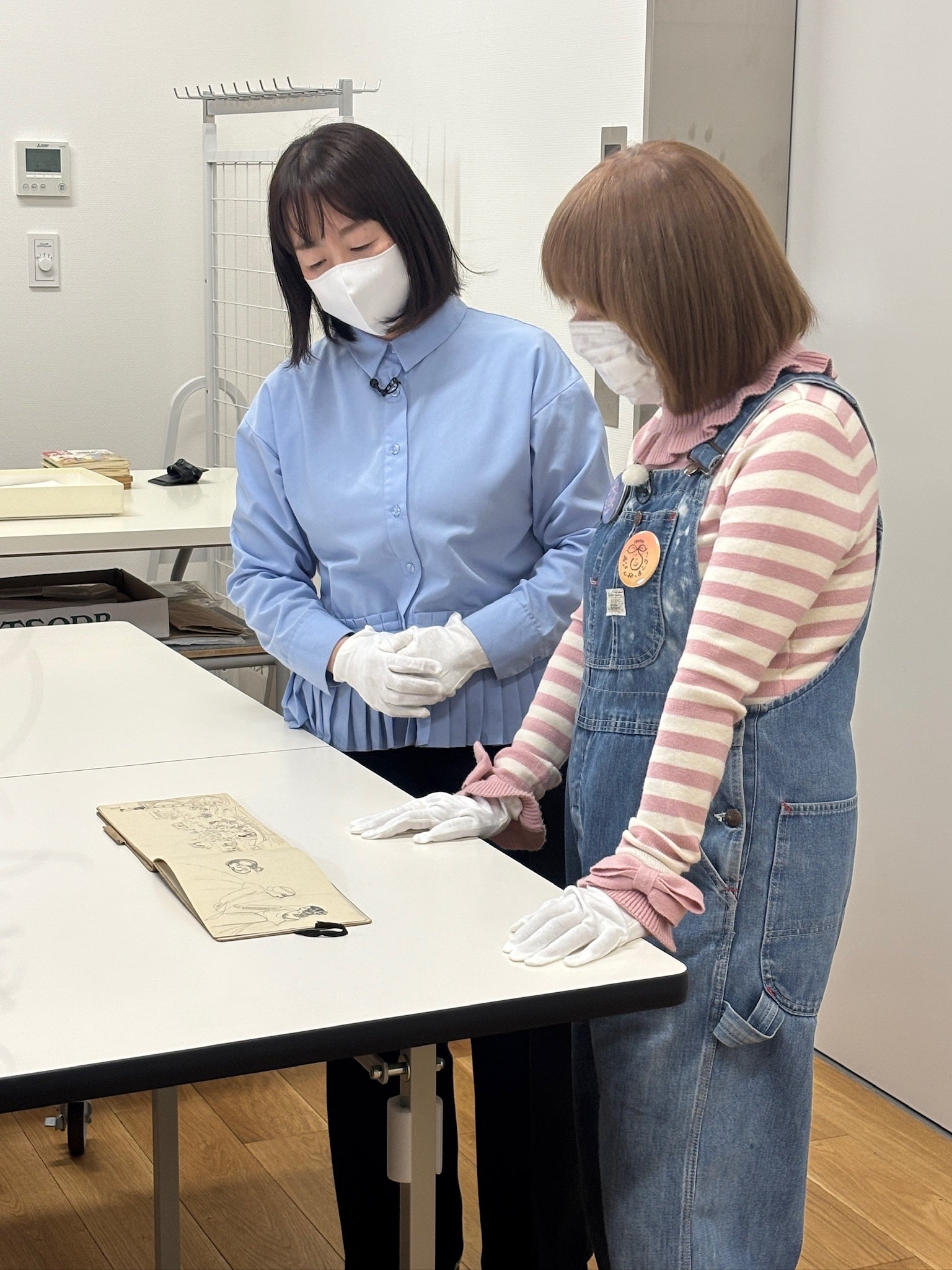 二人の女性が漫画原稿を検討