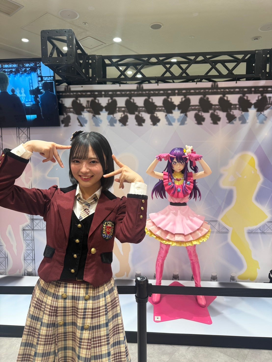 キャラクタースタチューと来場者