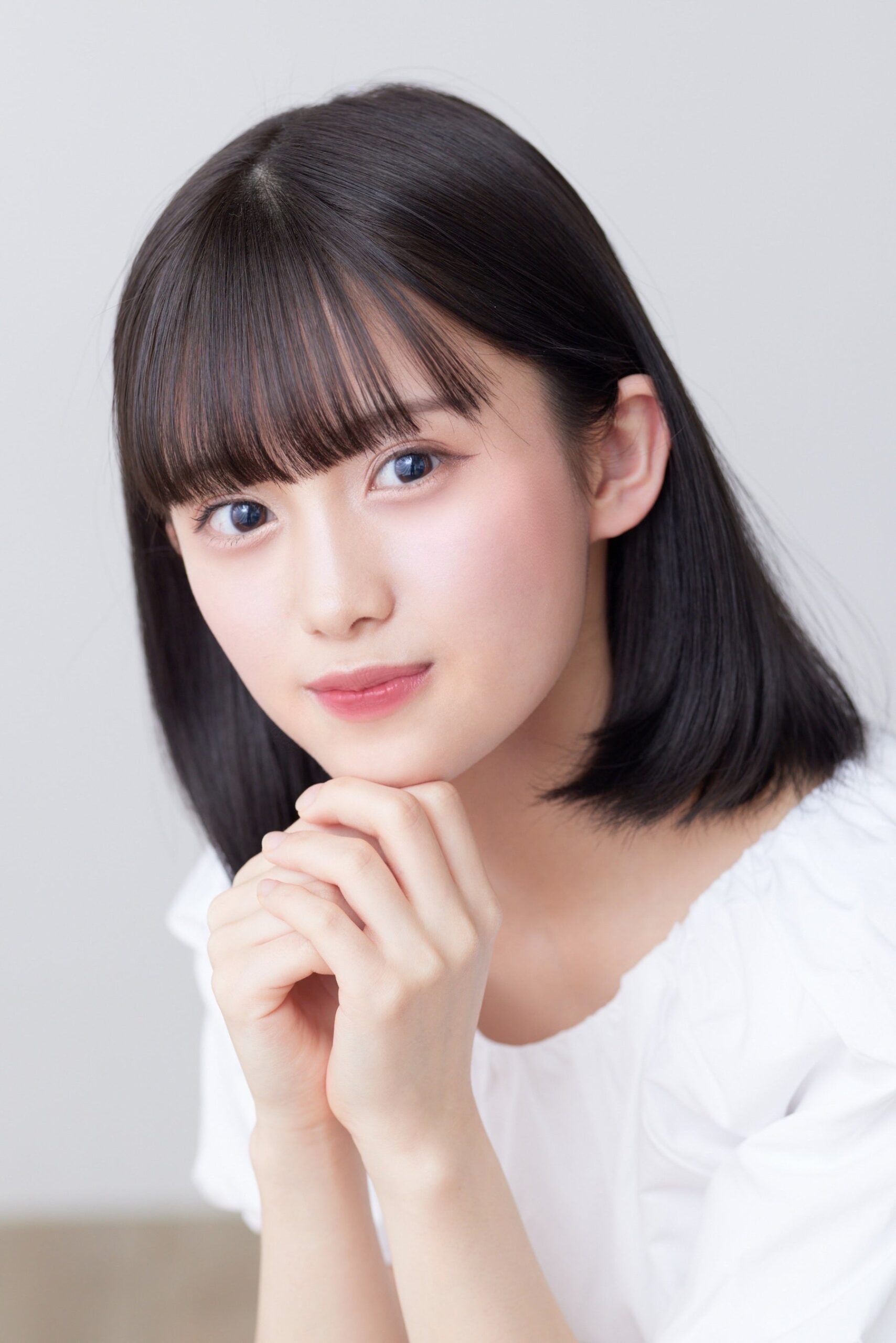 手を合わせる女性のクローズアップ