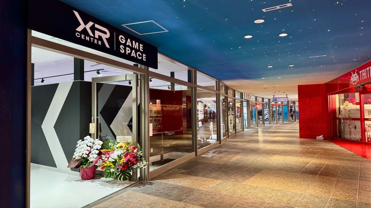 XRセンターの入り口と飾られた花束