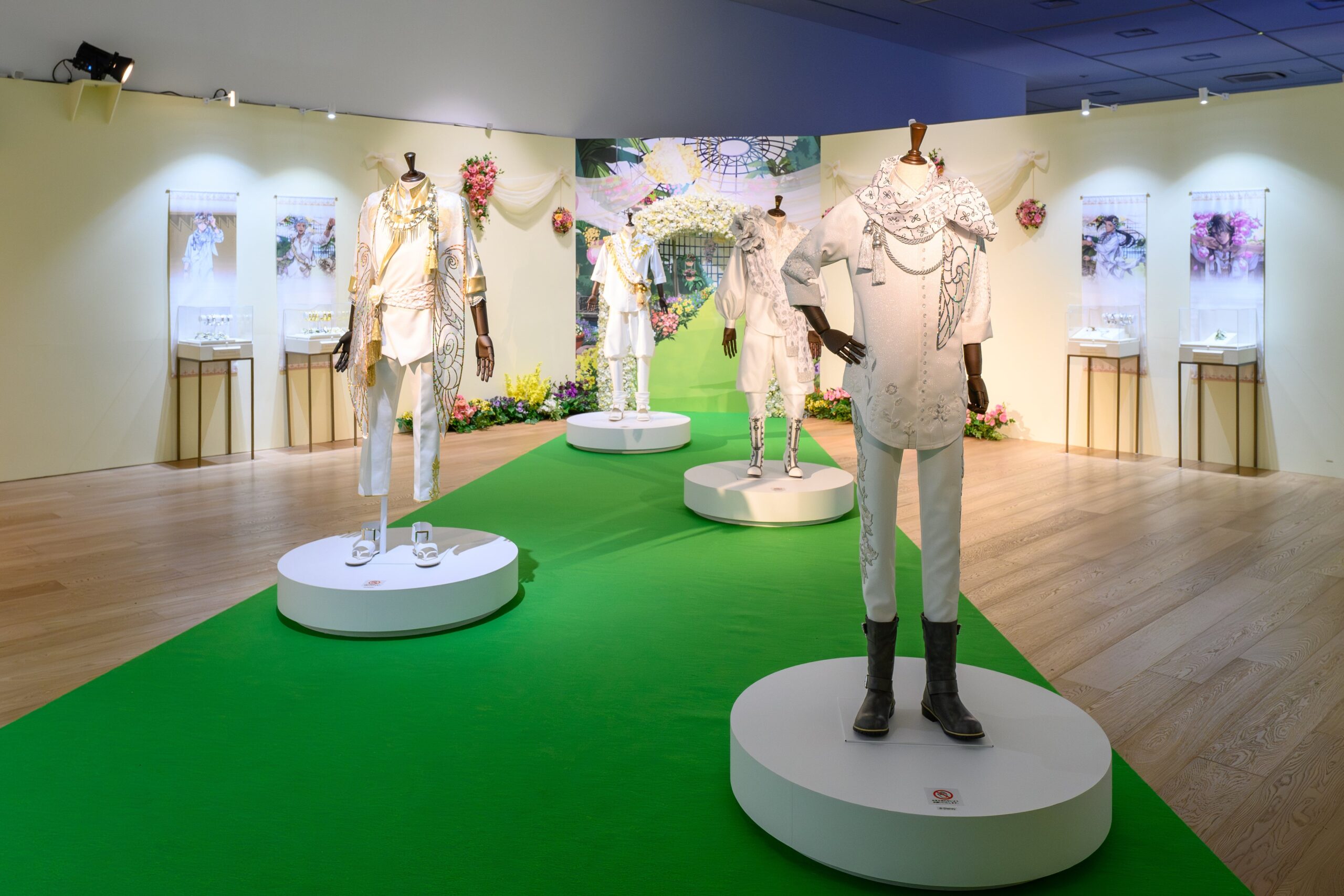 白い衣装のマネキン展示