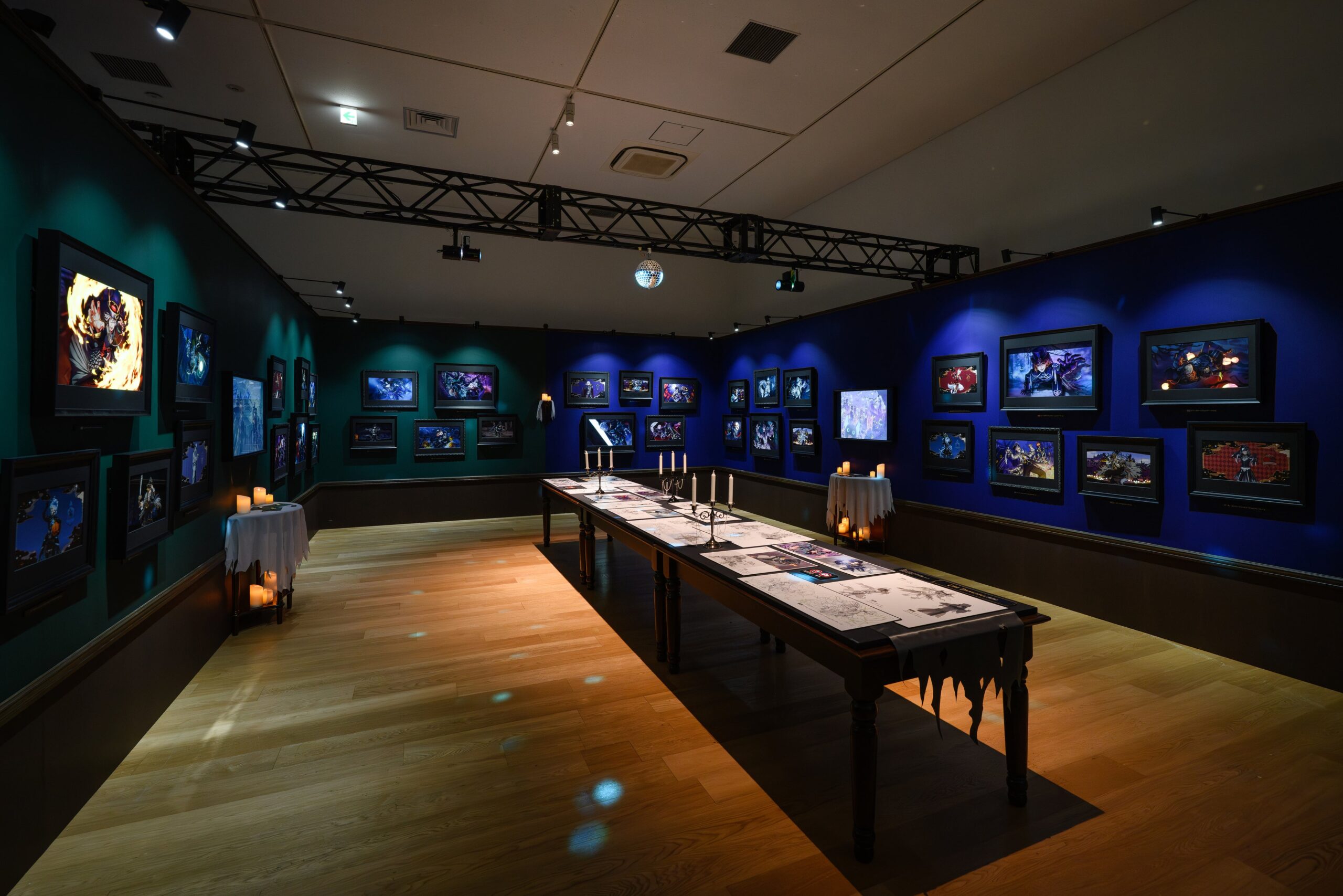 キャンドルに囲まれたアートの部屋