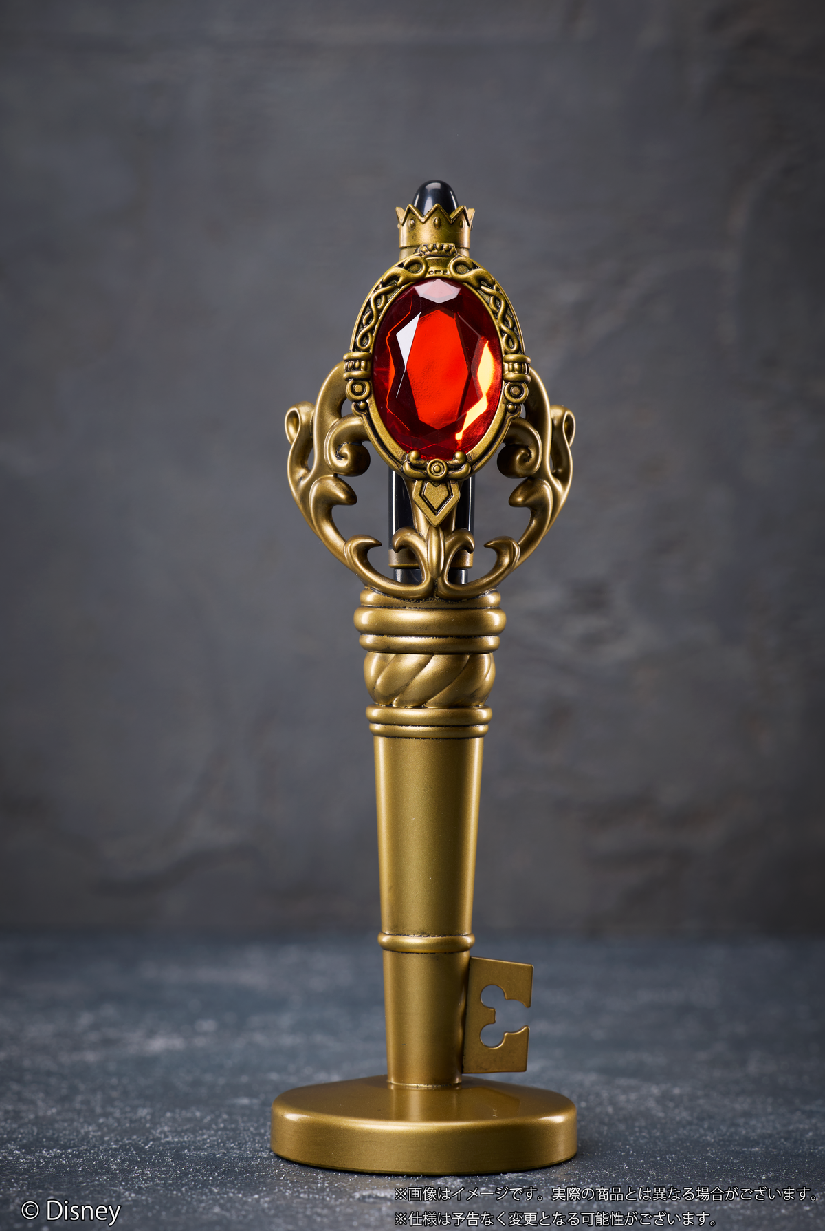 美しい赤い宝石の装飾品