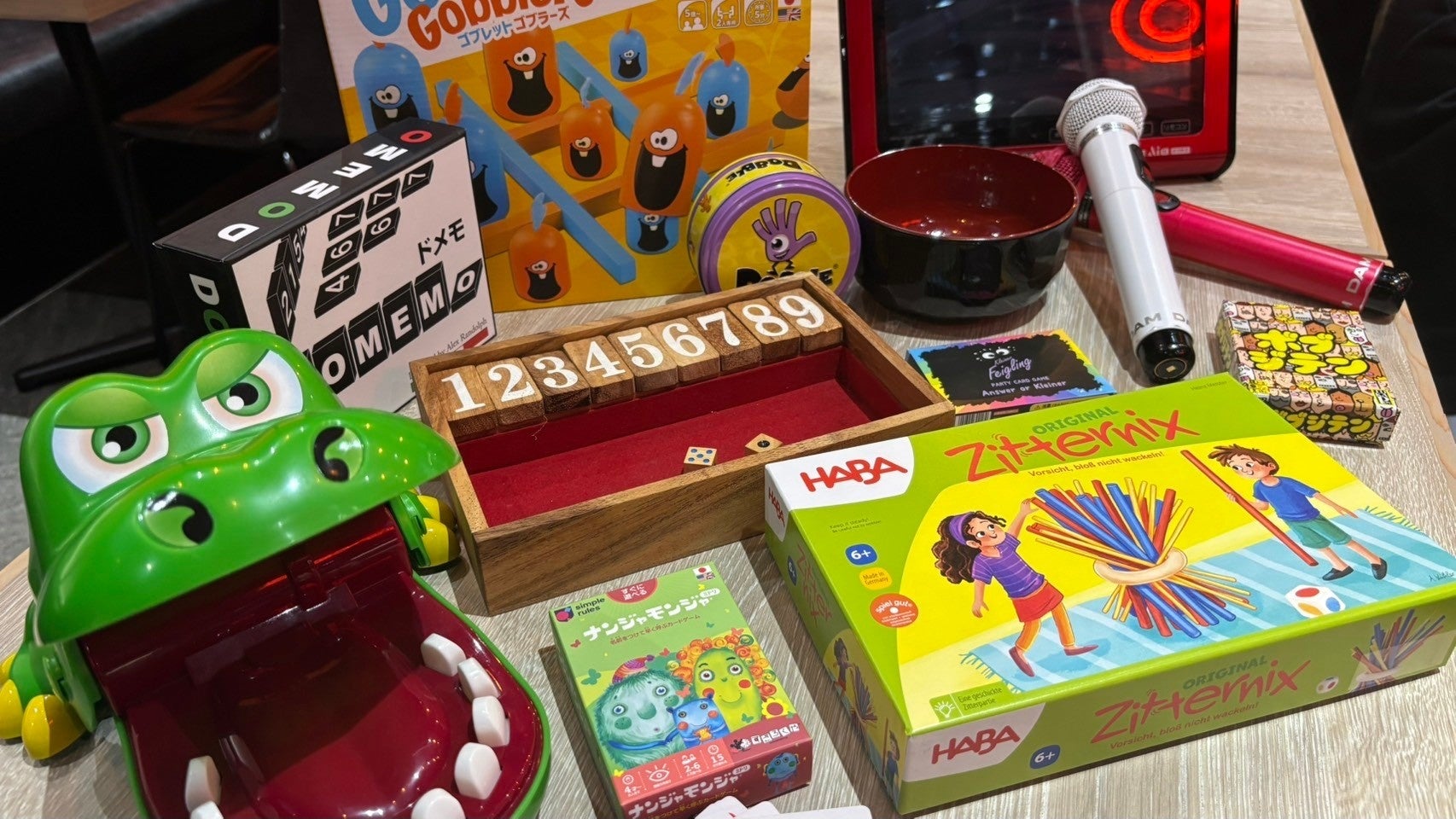 ボードゲームが並んだテーブル