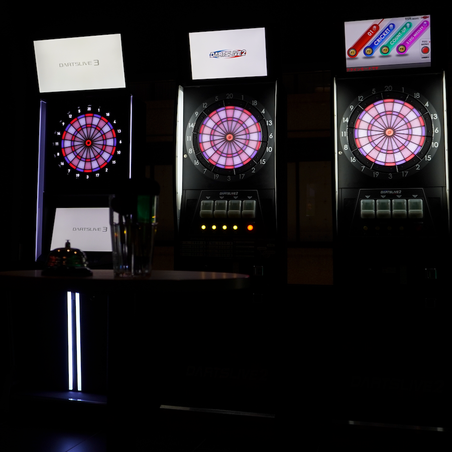 ダーツボードが並ぶスペース