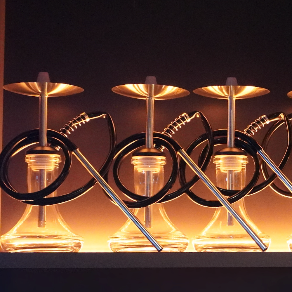 シーシャが並んだ棚のディスプレイ